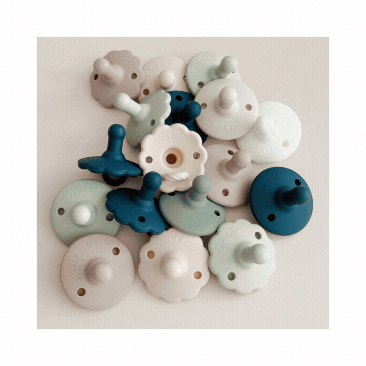 Ali+Oli - Pacifier Set Round (Taupe & Mist)