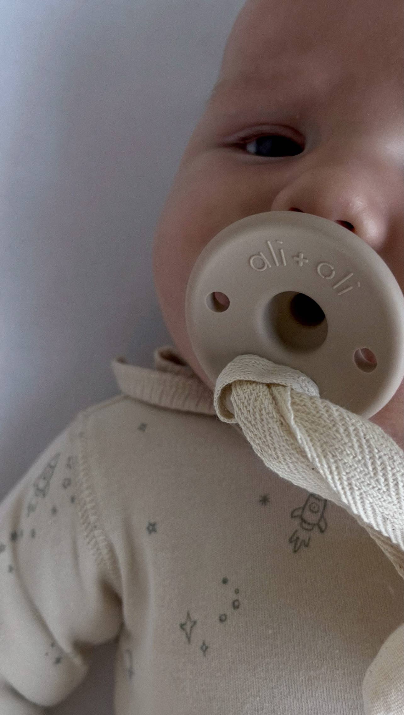 Ali+Oli - Pacifier Set Round (Oat & Coco)