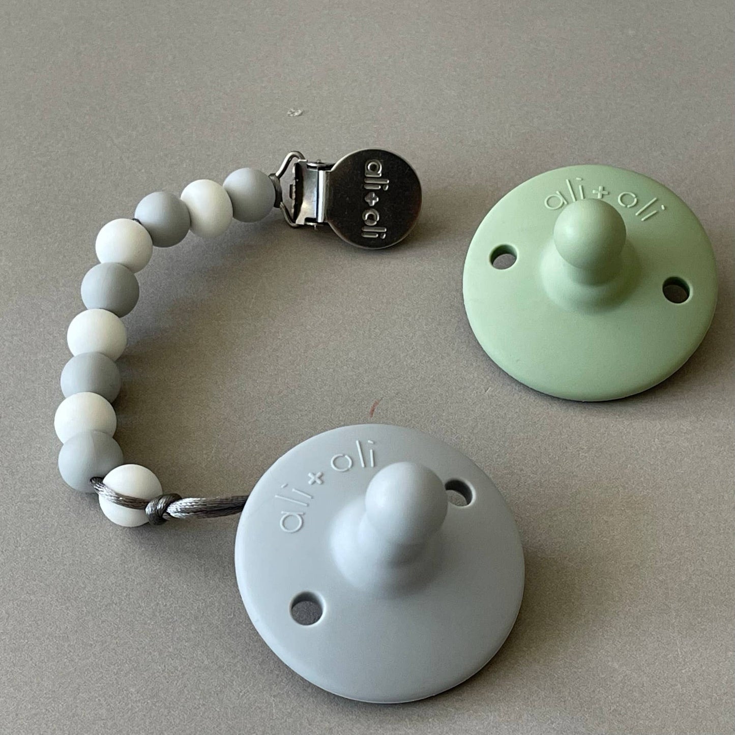 Ali+Oli - Pacifier Set Round (Grey & Sage)