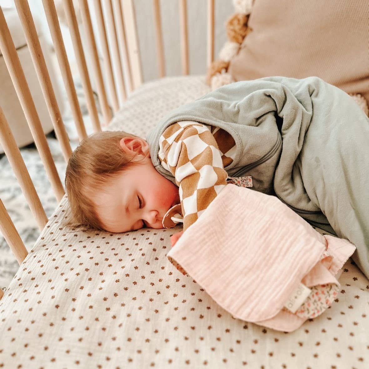 Ali+Oli - Pacifier Blanket Holder (Pink/Flowers)