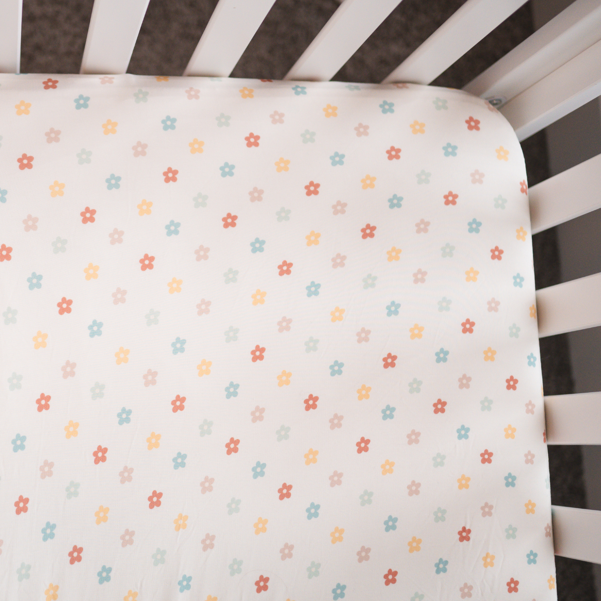 Stretch Crib Sheet | Sunlit Daisy